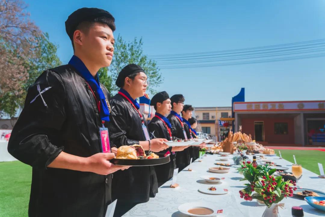 想成为一名西餐厨师，我需要学习多久？