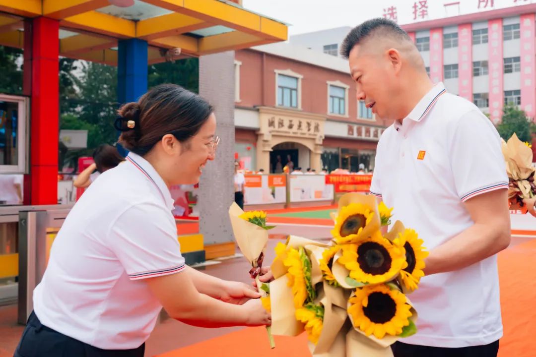 “爱与责任 匠师筑梦 ”— 河北新东方庆祝第40个教师节活动圆满举行！